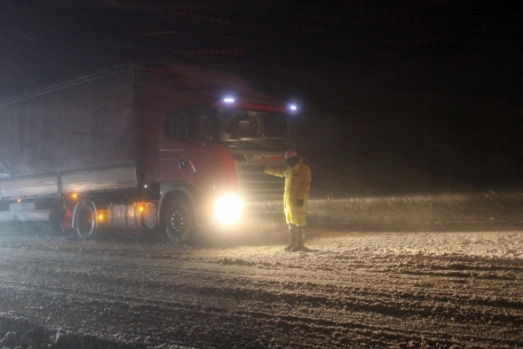Antalya-Denizli yolu kar ve tipi nedeniyle tek yönlü trafiğe kapatıldı
