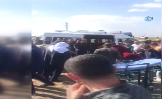 Mardin'de öğrencileri taşıyan servi ile otomobil çarpıştı