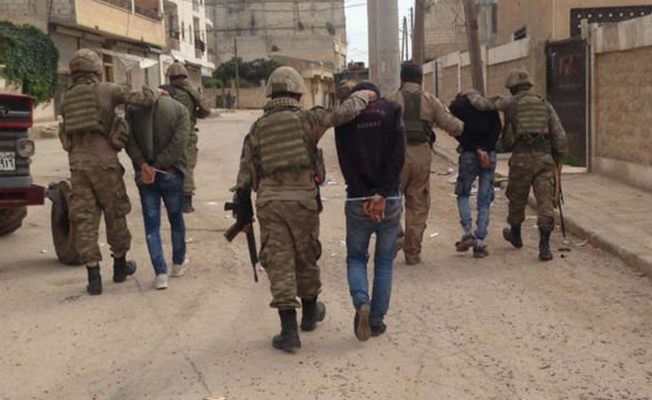 Afrin'de halk teröristleri TSK'ya teslim etti