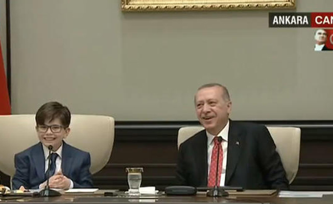 Cumhurbaşkanı Erdoğan koltuğunu 12 yaşındaki Fatih'e devretti