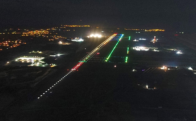 3. Havalimanın pisti geceyi aydınlattı 