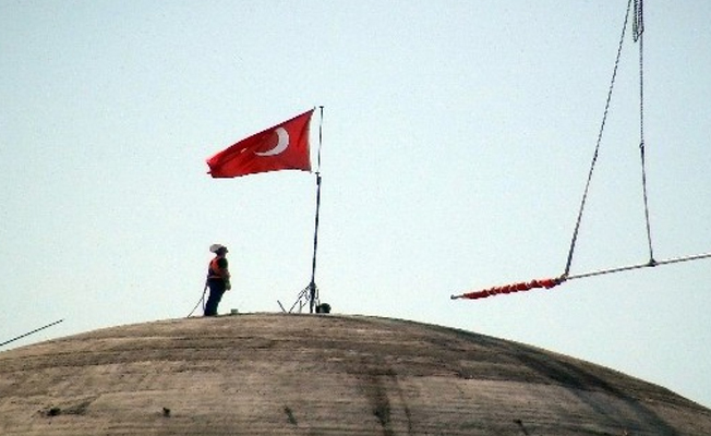 Taksim Camii’ne devasa Türk bayrağı