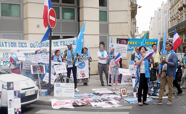 Uygur Türkleri Paris'te gösteri yaptı 