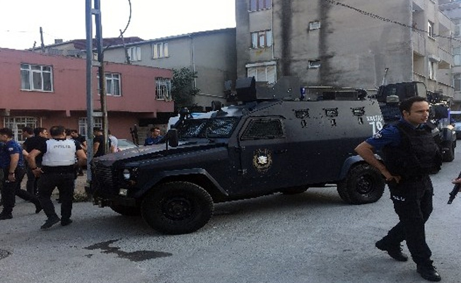 Ataşehir’de polise taşlarla saldırdılar