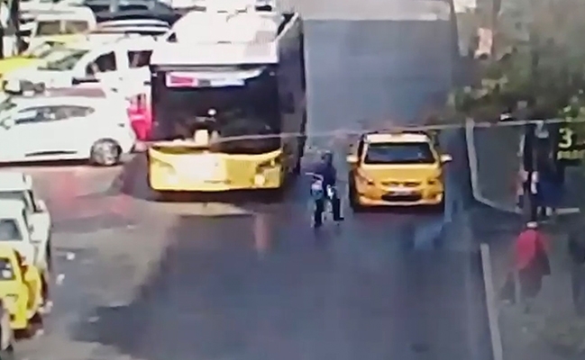 Otobüsten inen kadın, seyir halindeki taksiye çarptı 
