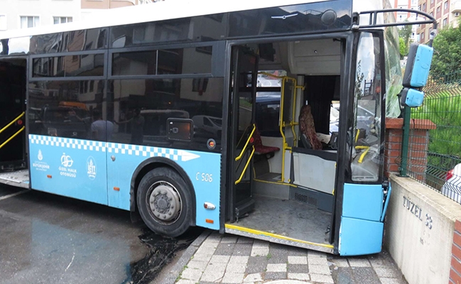 Ümraniye'de yolcu otobüsü minibüse çarptı