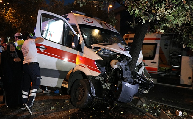 Şişli’de hasta taşıyan ambulans kaza yaptı; 6 yaralı 