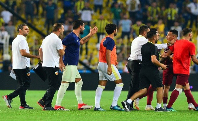 Volkan Demirel maç sonu Kayserisporlu oyunculara sataştı