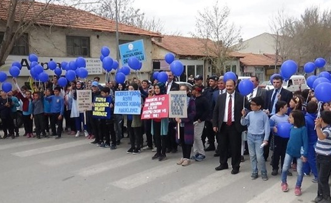 Öğrencilerden Dünya Otizm Günü'nde yürüyüş