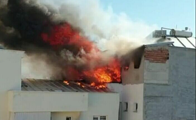 Dört katlı öğrenci yurdunun çatısında yangın