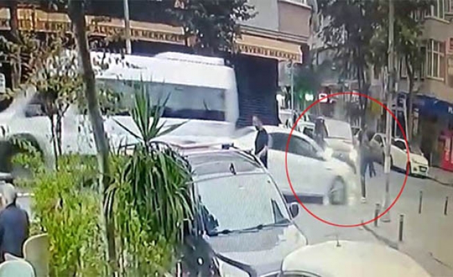 Küçükçekmece'de okula giden öğrenciye araba çarptı