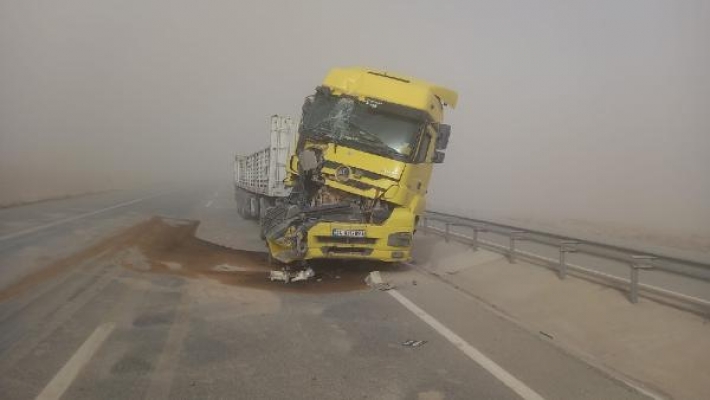Aksaray'da kum fırtınası nedeniyle kara yolu ulaşıma kapandı 