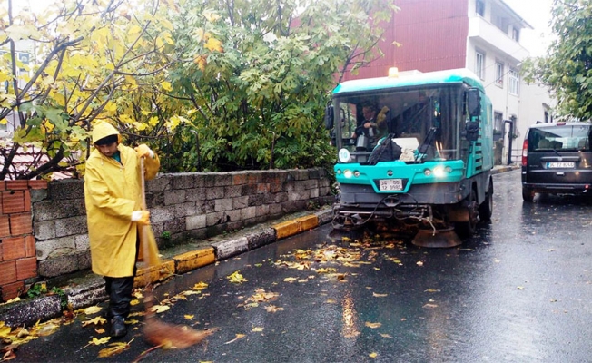 Beyoğlu Belediyesi ekipleri fırtına ve yağmurla mücadele için sahada