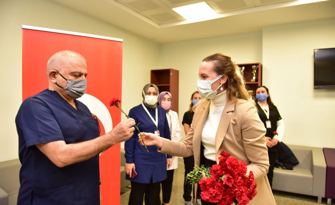 Tuzla Belediyesi’nden tıbbi sekreterlere çiçek sürprizi