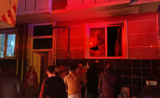 Esenyurt’ta 4 katlı binanın giriş katı alev alev yandı