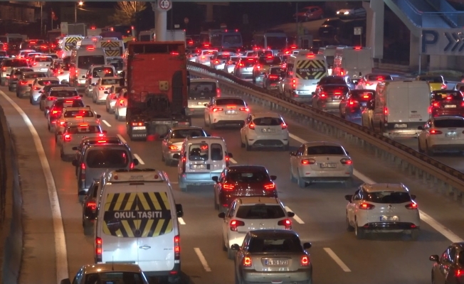 İstanbul’da ilk iş gününde trafik yüzde 60’ı gördü