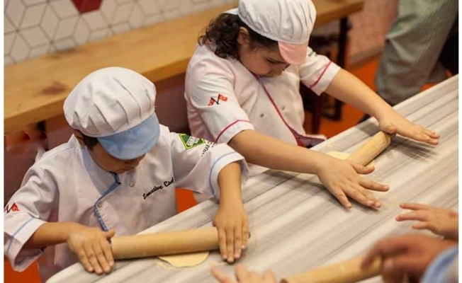 Sahan Ataşehir’de çocuklar mutfakta