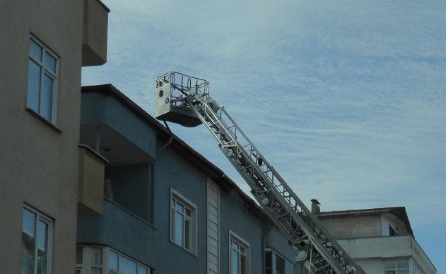 Tuzla’da binanın ahşap çatısı alev alev yandı