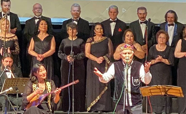 84 yaşındaki Tatar sanatçıdan sahne performansı