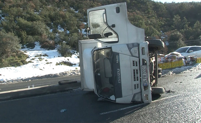 Arnavutköy’de buzlanan yolda kontrolden çıkan kamyonet yan yattı