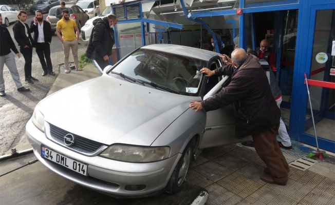 Ataşehir'de geri geri kayan otomobil markete girdi