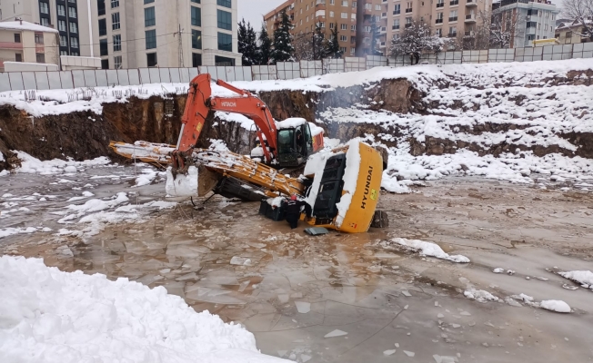 Ataşehir'de kepçe suya gömüldü, operatör aranıyor