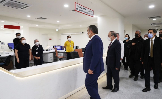 Bakan Koca'dan yılbaşı gecesi İstanbul'da 6 hastaneye ziyaret 