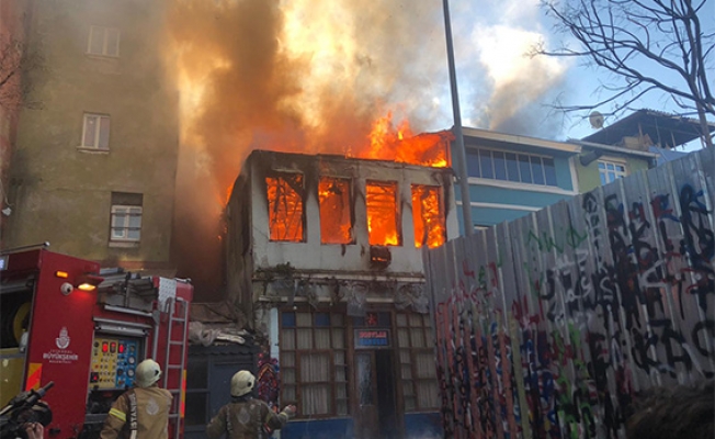 Balat'ta ünlü dizinin de çekildiği binada yangın 