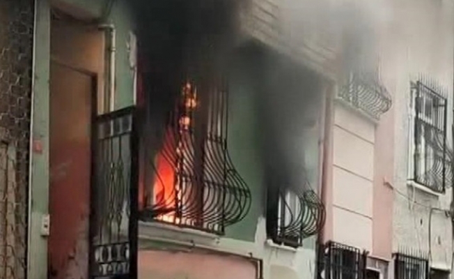 Fatih'te daire alev alev yandı
