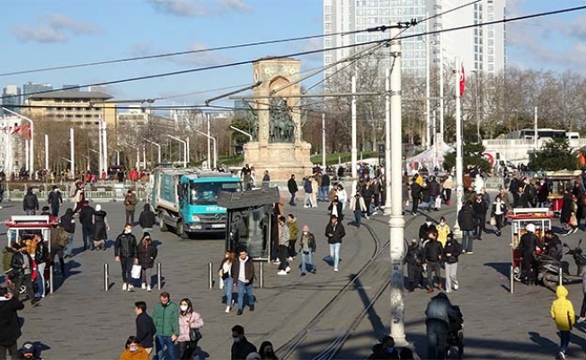 Güneşi gören Taksim’e akın etti