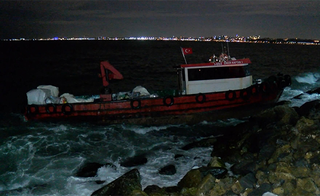 Kadıköy'de balıkçı teknesi kayalıklara çarptı