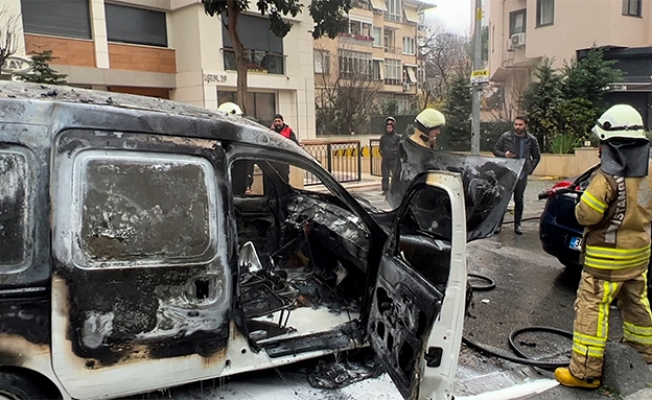 Kadıköy'de hafif ticari araç alev alev yandı 