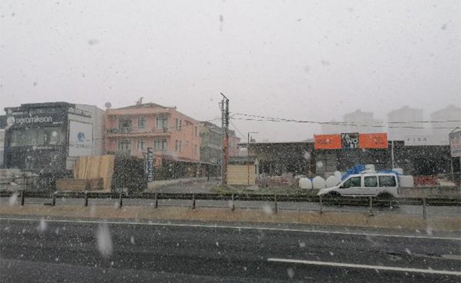Silivri'de kar yağışı etkili oluyor