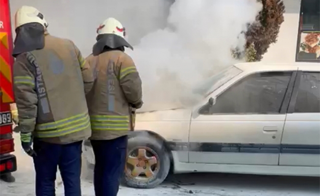 Ataşehir'de tamirden çıkan otomobil yandı