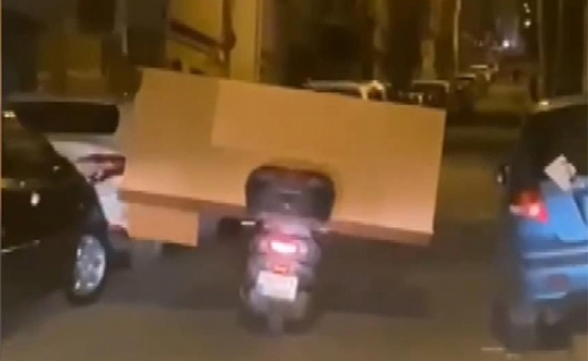 Bayrampaşa'da motosikletle koltuk taşıdı