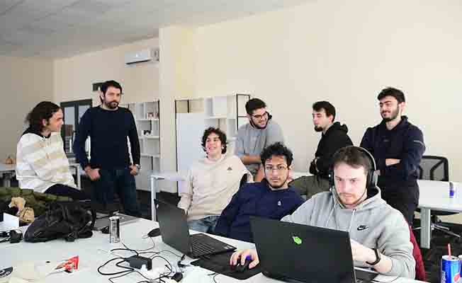 Gençler projelerini Tuzla Belediyesi Teknoloji Merkezi’nde geliştiriyor