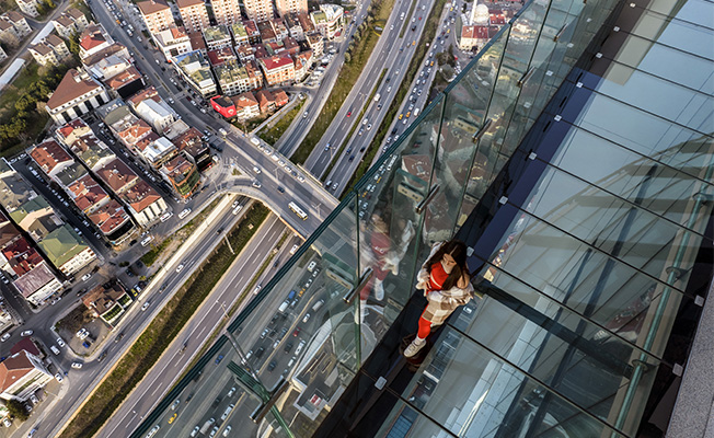  İstanbul’da metrelerce yükseklikteki cam zemin üzerinde adrenalin dolu yürüyüş