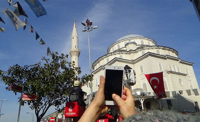 Şişli’de ilginç görüntü: Aydınlatma direğine tırmanıp Türk bayrağı salladı