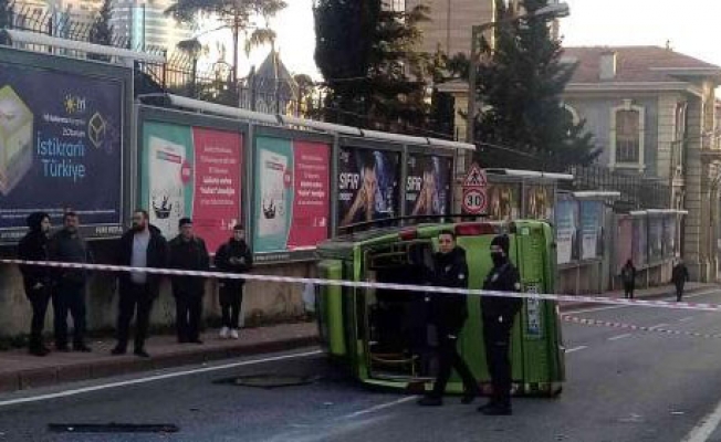 Şişli’de yolcu minibüsü yan yattı