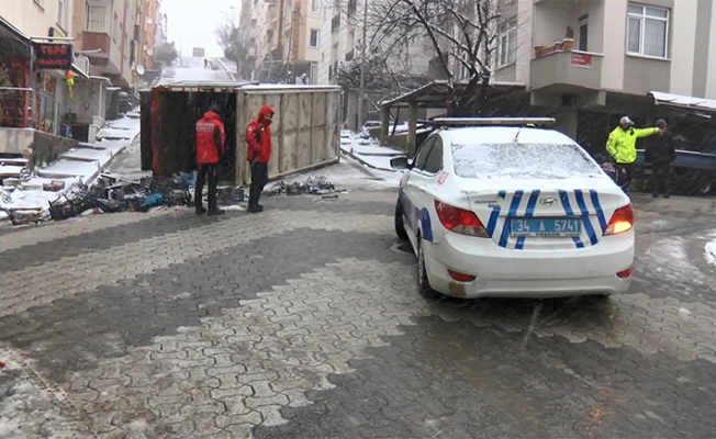 Ataşehir'de kayganlaşan yolda sebze yüklü kamyonet devrildi