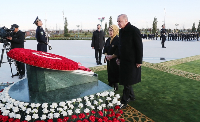 Cumhurbaşkanı Erdoğan, Taşkent’te Bağımsızlık Anıtı’na çelenk bıraktı