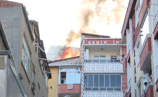  Esenyurt’ta bitişik binaların çatıları alev alev yandı