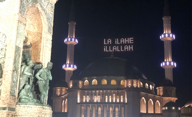 İstanbul camilerinde Ramazan'ın habercisi mahyalar yakıldı