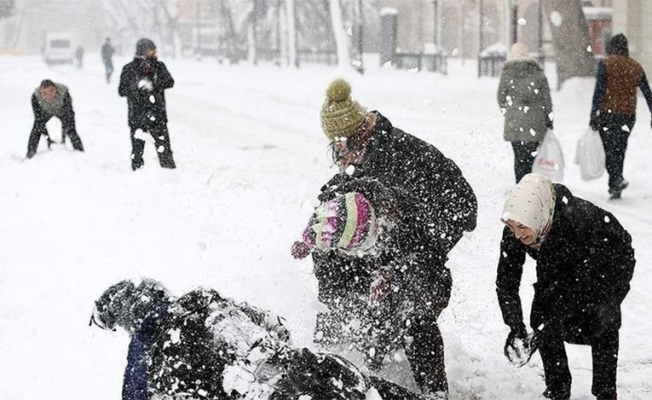 İstanbul'da kar yağışı nedeniyle yarın okullar tatil edildi