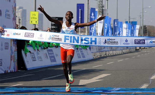 İstanbul Yarı Maratonu’nda Kenyalı atlet Rodgers Kwemoi, rekor kırarak şampiyon oldu