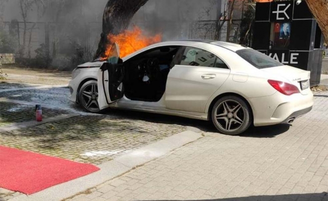 Kadıköy'de seyir halindeki lüks araç alev alev yandı