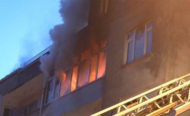 Maltepe'de yangın paniği; biri çocuk 3 kişi kurtarıldı 