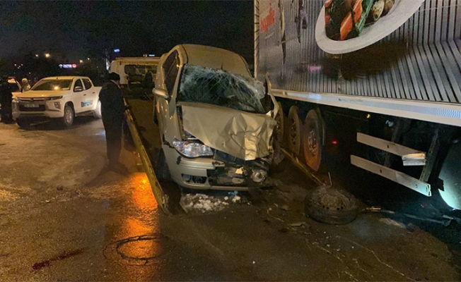 Sultanbeyli'de otomobil TIR'ın altına girdi: 1'i ağı, 3 yaralı