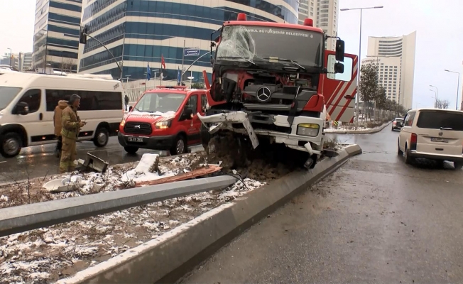 Ümraniye'de yangın ihbarına giden itifaiye aracı kaza yaptı