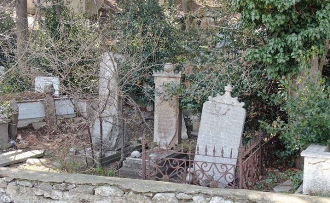 Ünlü yazar Recaizade Mahmud Ekrem'in mezarı harabeye döndü
